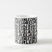 Lesen Sie in 8 Sprachen Lino Print Tasse (Mittel)