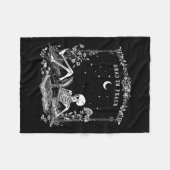 Lesen Sie in Peace Spooky Lehrer Skeleton Trick le Fleecedecke (Vorderseite (Horizontal))