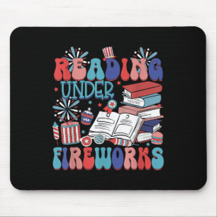 Lesen unter Feuerwerk Unabhängigkeit Tag Bibliothe Mousepad
