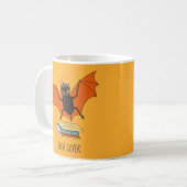 Lesende Fledermaus | Whimsical Bibliothekar mit Bü Kaffeetasse (Vorderseite Links)