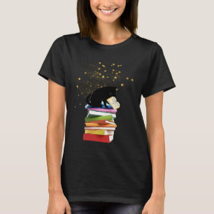 Lesende Katze auf einem Bücherstapel T-Shirt