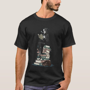 Lesendes Skelett mit Katze auf gestapelten Büchern T-Shirt