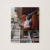 Lesestoff des Mädchens an der virtuellen Bibliothe Puzzle (Vertikal)