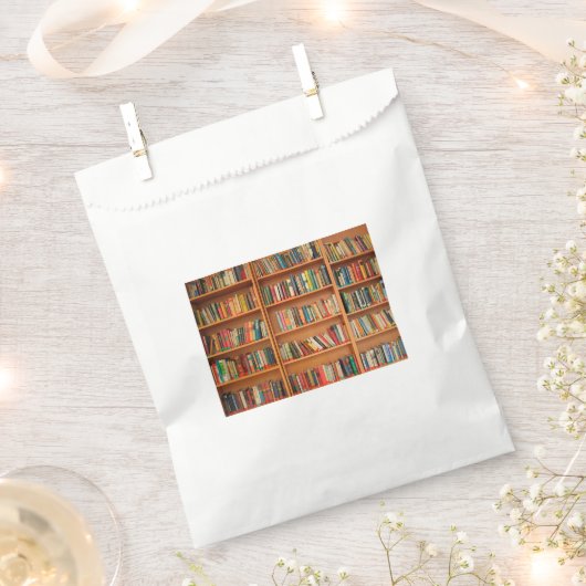 Lesewortlesung der virtuellen Bibliothek Geschenktütchen (Ausgeschnitten)