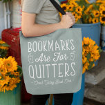 Lesezeichen sind für Quitts Personalisiert Buchklu Tasche<br><div class="desc">Dieses niedliche Nerdy-Design für Buchliebhaber, Buchwürmer, Autoren, Autoren, Buchklubfreunde oder begeisterte Leser enthält das lustige Zitat "Lesezeichen sind für Quitters" mit zwei kleinen Buchabbildungen auf einem schlauen grünen Hintergrund. Personalisieren Sie sich mit einer Zeile eigenen Textes unten, perfekt für Ihren Buchklub, Buchladen oder Veranstaltungsnamen. Mit diesem niedlichen Design für den...</div>