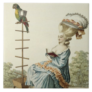 Lesung der jungen Frau in einem Tageskleid mit Fliese