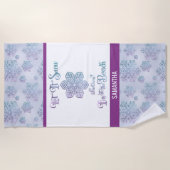 Let it Snow–Funny Christmas Beach Purple Strandtuch (Vorderseite)