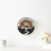 Let’s Get Lost Retro Mountain Adventure Outdoor Runde Wanduhr (Zuhause)