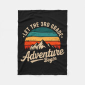 Let The 3rd Grade Adventure Begin Retro First Day  Fleecedecke (Vorderseite)