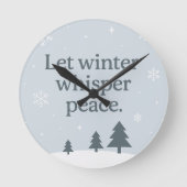 Let Winter Whisper Peace – Scandinavian Winter Runde Wanduhr (Vorderseite)