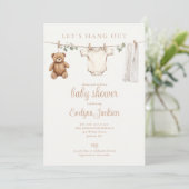 Lets Hang Out Clothesline Neutral Baby Shower Einladung (Stehend Vorderseite)