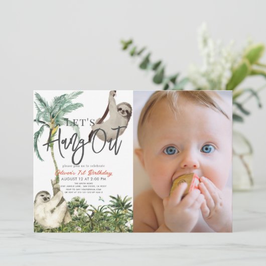 Let's Hang Out Sloth Jungle 1st Birthday Photo Einladung (Stehend Vorderseite)