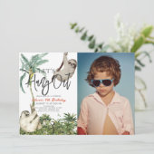Let's Hang Out Sloth Jungle Kids Birthday Photo Einladung (Stehend Vorderseite)