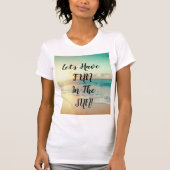 "Let's Have Fun" Text auf einem sonnigen Strand-Fo T-Shirt (Vorderseite)