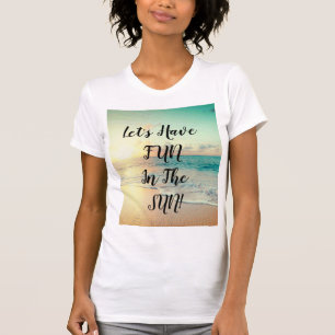 "Let's Have Fun" Text auf einem sonnigen Strand-Fo T-Shirt