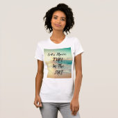 "Let's Have Fun" Text auf einem sonnigen Strand-Fo T-Shirt (Vorne ganz)