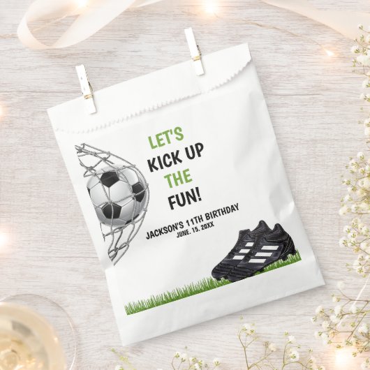 Let's Kick up the fun!, Fun Soccer Birthday Geschenktütchen (Ausgeschnitten)