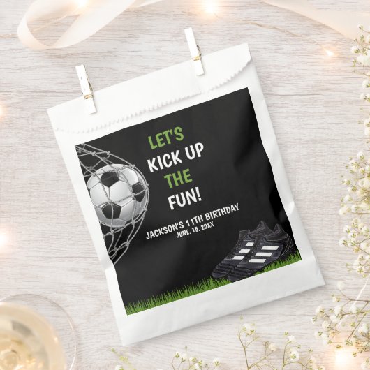 Let's Kick up the fun!, Fun Soccer Birthday Geschenktütchen (Ausgeschnitten)