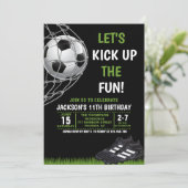 Let's Kick up the fun!, Funny Soccer Birthday Einladung (Stehend Vorderseite)