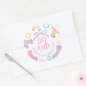 Lets Roll Roller Skate Retro Girl Birthday Pastel Runder Aufkleber (Umschlag)