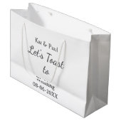 Let's toast to wedding add name date simple couple große geschenktüte (Vorderseite Schrägansicht)