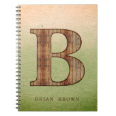 Letter-B-Holzkorn auf grünem beigem Grunge Notizblock (Vorderseite)