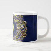Letter D golden Damask Pattern Jumbo-Tasse (Rechts)
