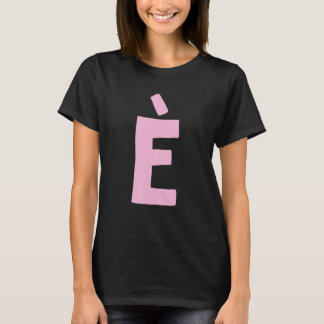 Letter È groß und fett in Rosa T-Shirt