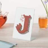 Letter "J" Elegant bestickt Sockelschild (In SItu)