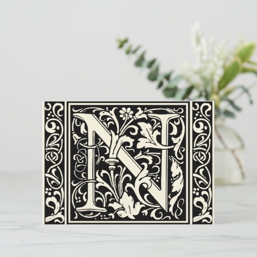 Letter N Mittelalterliche Monogram Art Nouveau Einladung (Stehend Vorderseite)