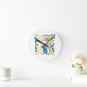 Letter R Monogram-Lilie Runde Wanduhr (Zuhause)