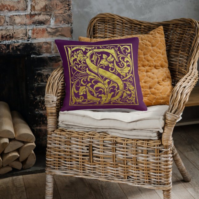 Letter S First Letter Imitate Gold Lila Kissen (Von Creator hochgeladen)