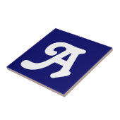 Letter Tiles White auf blau Fliese (Seite)