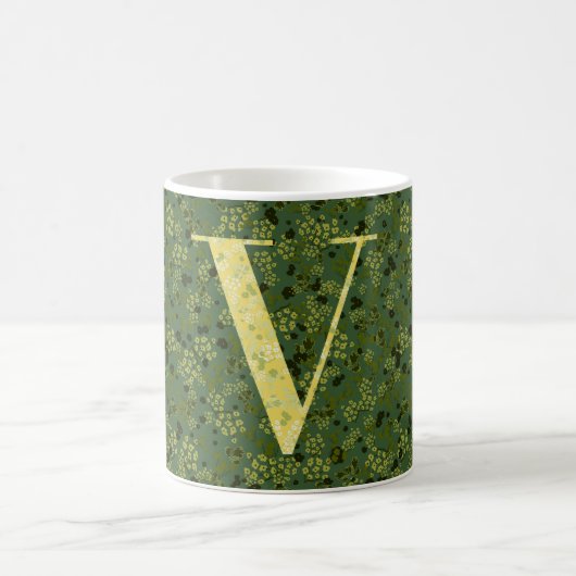 Letter V, dunkelgrün und gelb Kaffeetasse (Mittel)