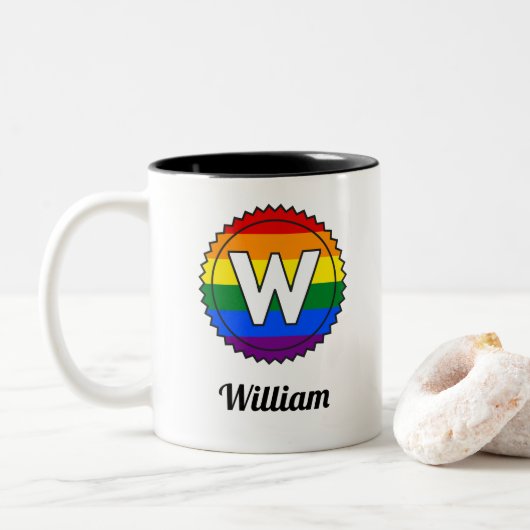 Letter W Initial & Name Gay Pride Rainbow Monogram Zweifarbige Tasse (Mit Donut)