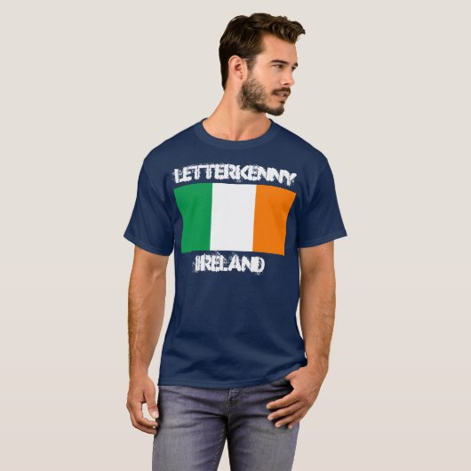 Letterkenny, Irland mit irischer Flagge T-Shirt (Vorne ganz)