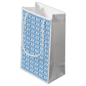 Lettisch-blaue und weiße Stammeskunst Kleine Geschenktüte (Rückseite Schrägansicht)
