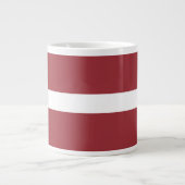 Lettische Flagge Jumbo-Tasse (Vorderseite)