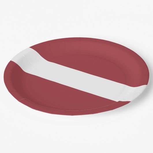 Lettische Flagge (Lettland) Pappteller (Schrägansicht)