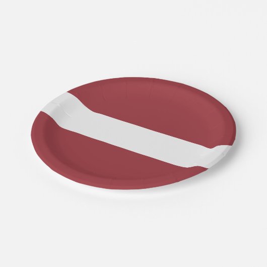 Lettische Flagge Pappteller (Schrägansicht)
