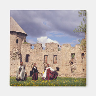 Lettische Mädchen in traditionellem Kleid, Gesang Magnet