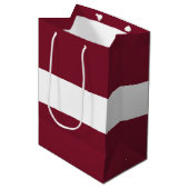 Lettland-Flagge Mittlere Geschenktüte (Vorderseite Schrägansicht)