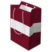 Lettland-Flagge Mittlere Geschenktüte (Rückseite Schrägansicht)