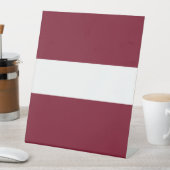 Lettland-Flagge Sockelschild (In Situ)