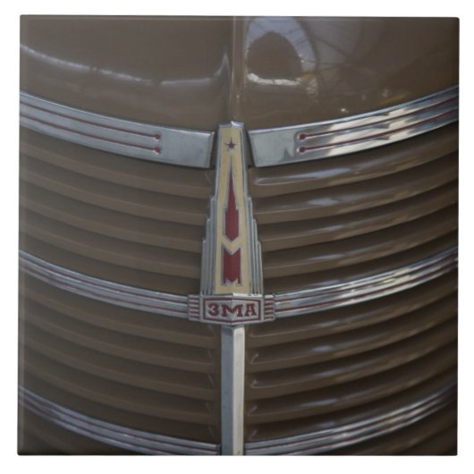 Lettland, Riga, Riga Motor Museum, Kapuzendekorati Fliese (Vorderseite)