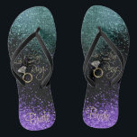 Letzte Flug vor dem Ring - Lila und Aquamarin Badesandalen<br><div class="desc">🥇 ORIGINAL COPYRIGHT ART DESIGN VON Donna Siegrist NUR AUF ZAZZLE VERFÜGBAR! Dreh Flop Shoes bereit für dich zu personalisieren. Entsprechende Produkte stehen zur Verfügung oder Sie können das Design einfach auf ein anderes Produkt übertragen. Wenn nötig... Sie können den gesamten Text löschen und mit Ihren eigenen Text-, Schriftart- und...</div>
