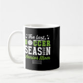Letzte Fußball-Saison Fußball-Senior-Mutter 2026 F Kaffeetasse (Links)