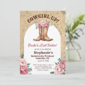 Letzte Rodeo Rustic Pink Cowgirl Bachelorette Einladung (Stehend Vorderseite)