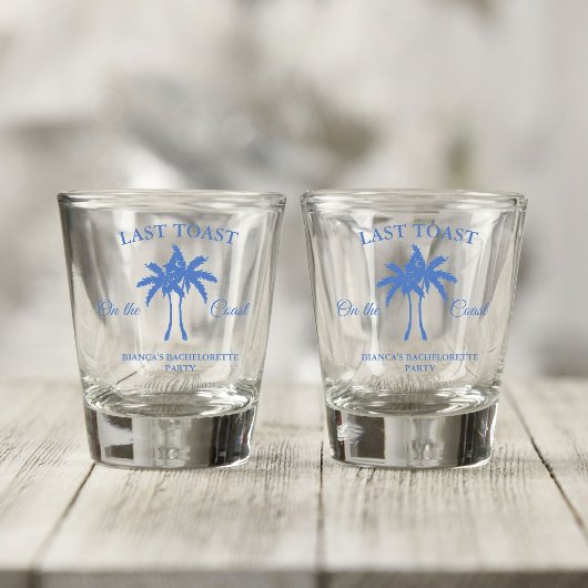 Letzten Toast am Party des Bachelorette-Wochenende Schnapsglas