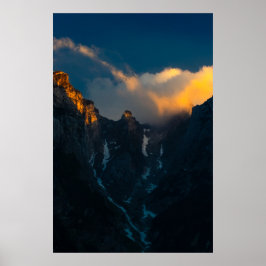 Letzter Sonnenschein auf majestätischen Bergen Poster